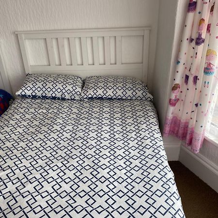 Barbie House ,Opposite The Beach & Paignton Pier , 2 Bedroom Apartment With Private Car Space & Garden , Free Access Next Door To The Stunning Ballet & Make Up School & A Beautiful Ladys Beauty Salon (Adults Only) Exterior photo