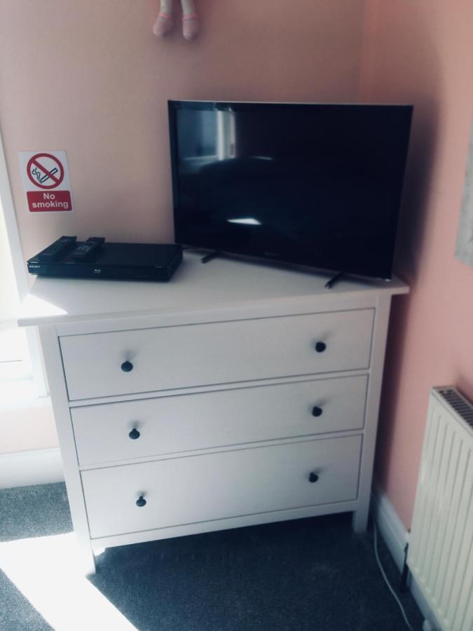 Barbie House ,Opposite The Beach & Paignton Pier , 2 Bedroom Apartment With Private Car Space & Garden , Free Access Next Door To The Stunning Ballet & Make Up School & A Beautiful Ladys Beauty Salon (Adults Only) Exterior photo