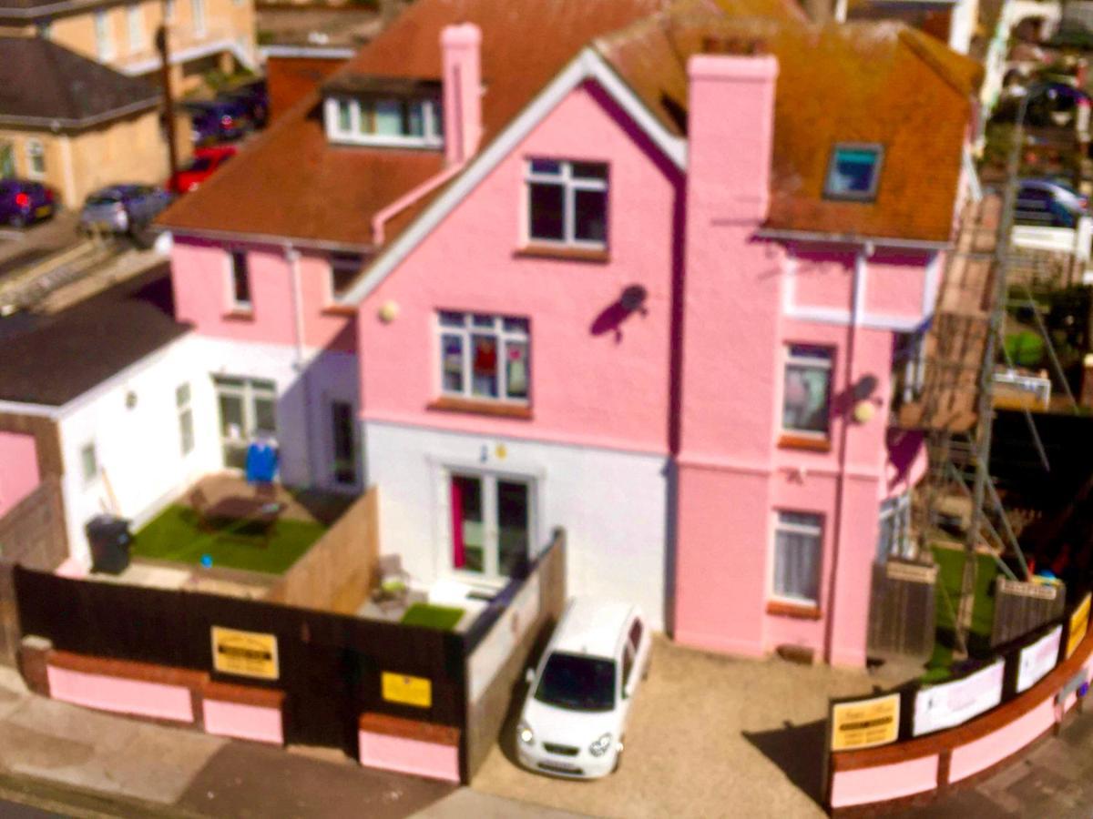 Barbie House ,Opposite The Beach & Paignton Pier , 2 Bedroom Apartment With Private Car Space & Garden , Free Access Next Door To The Stunning Ballet & Make Up School & A Beautiful Ladys Beauty Salon (Adults Only) Exterior photo