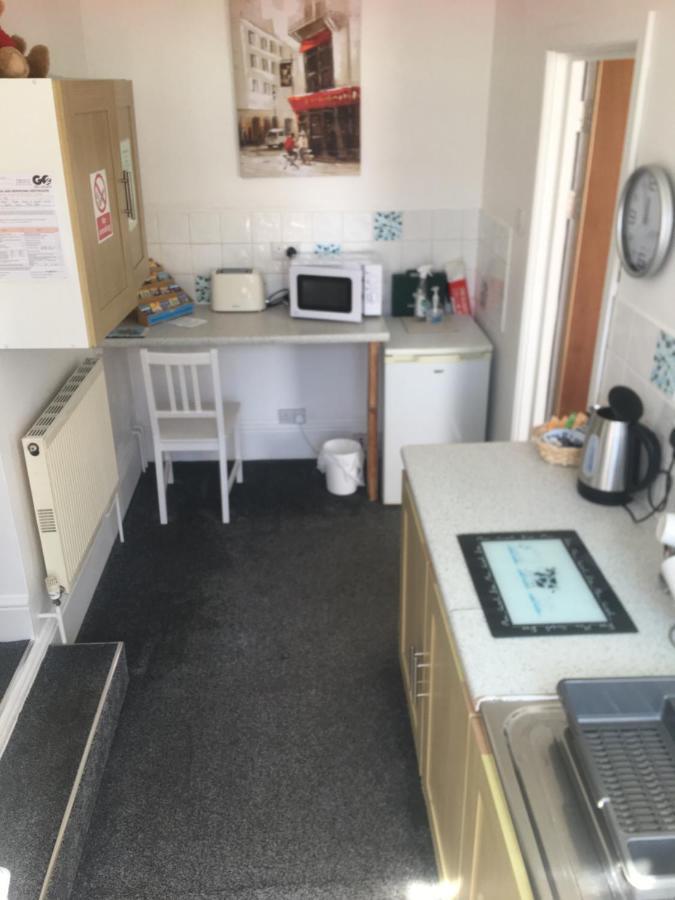Barbie House ,Opposite The Beach & Paignton Pier , 2 Bedroom Apartment With Private Car Space & Garden , Free Access Next Door To The Stunning Ballet & Make Up School & A Beautiful Ladys Beauty Salon (Adults Only) Exterior photo