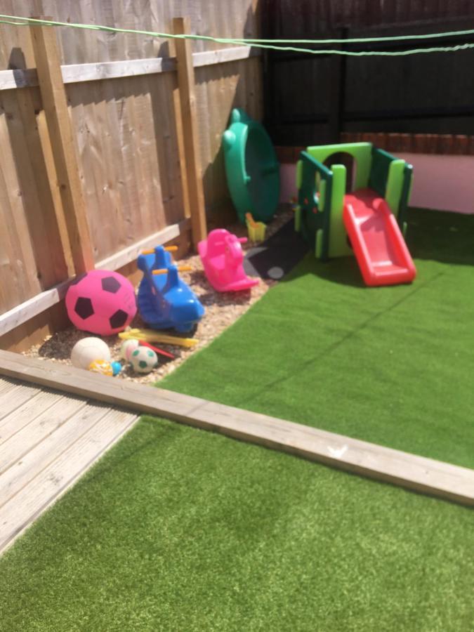 Barbie House ,Opposite The Beach & Paignton Pier , 2 Bedroom Apartment With Private Car Space & Garden , Free Access Next Door To The Stunning Ballet & Make Up School & A Beautiful Ladys Beauty Salon (Adults Only) Exterior photo