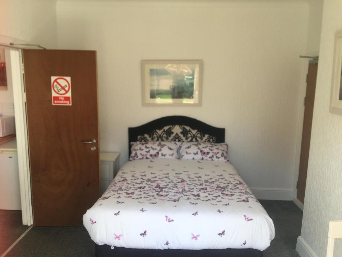 Barbie House ,Opposite The Beach & Paignton Pier , 2 Bedroom Apartment With Private Car Space & Garden , Free Access Next Door To The Stunning Ballet & Make Up School & A Beautiful Ladys Beauty Salon (Adults Only) Exterior photo