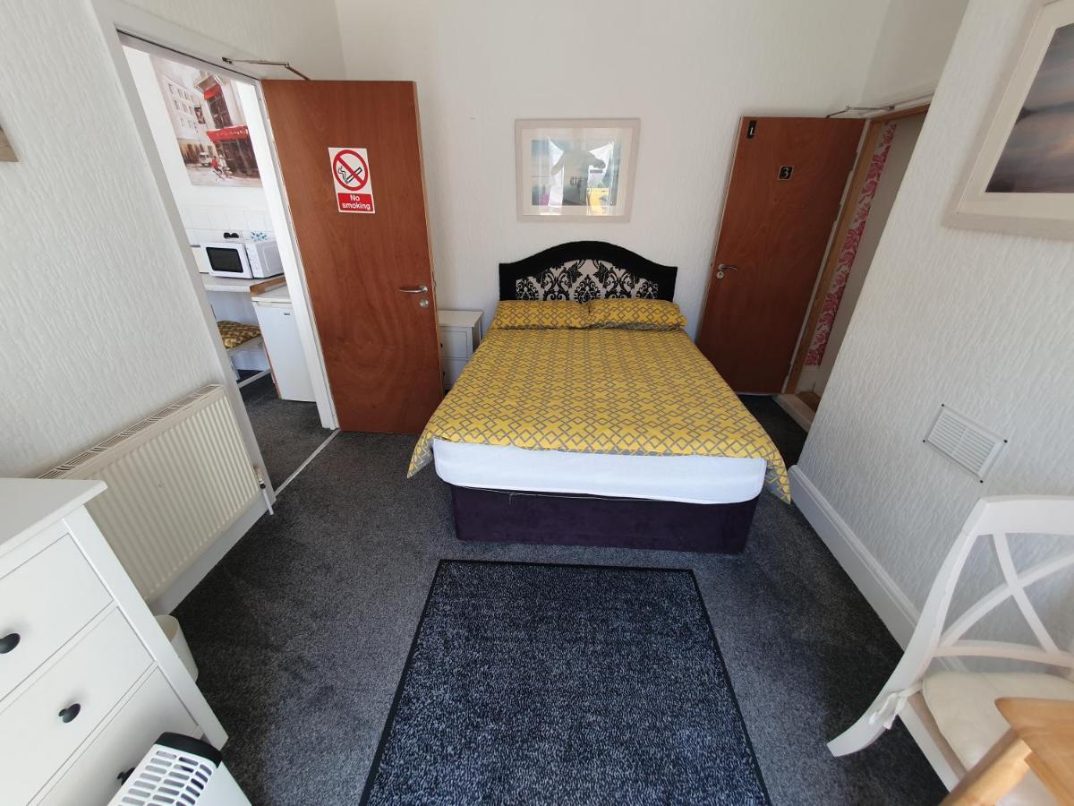 Barbie House ,Opposite The Beach & Paignton Pier , 2 Bedroom Apartment With Private Car Space & Garden , Free Access Next Door To The Stunning Ballet & Make Up School & A Beautiful Ladys Beauty Salon (Adults Only) Exterior photo