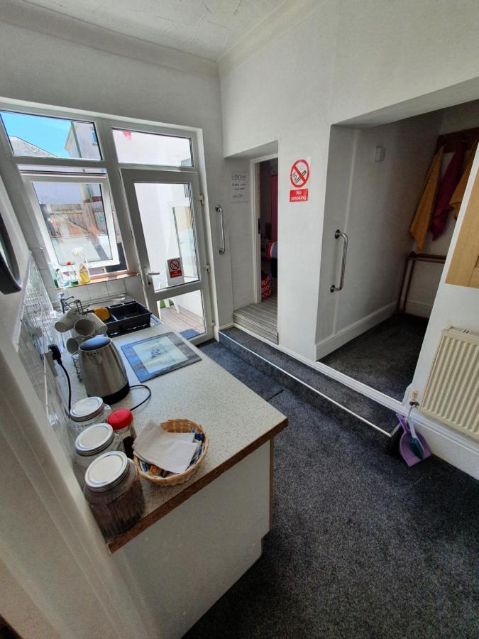 Barbie House ,Opposite The Beach & Paignton Pier , 2 Bedroom Apartment With Private Car Space & Garden , Free Access Next Door To The Stunning Ballet & Make Up School & A Beautiful Ladys Beauty Salon (Adults Only) Exterior photo