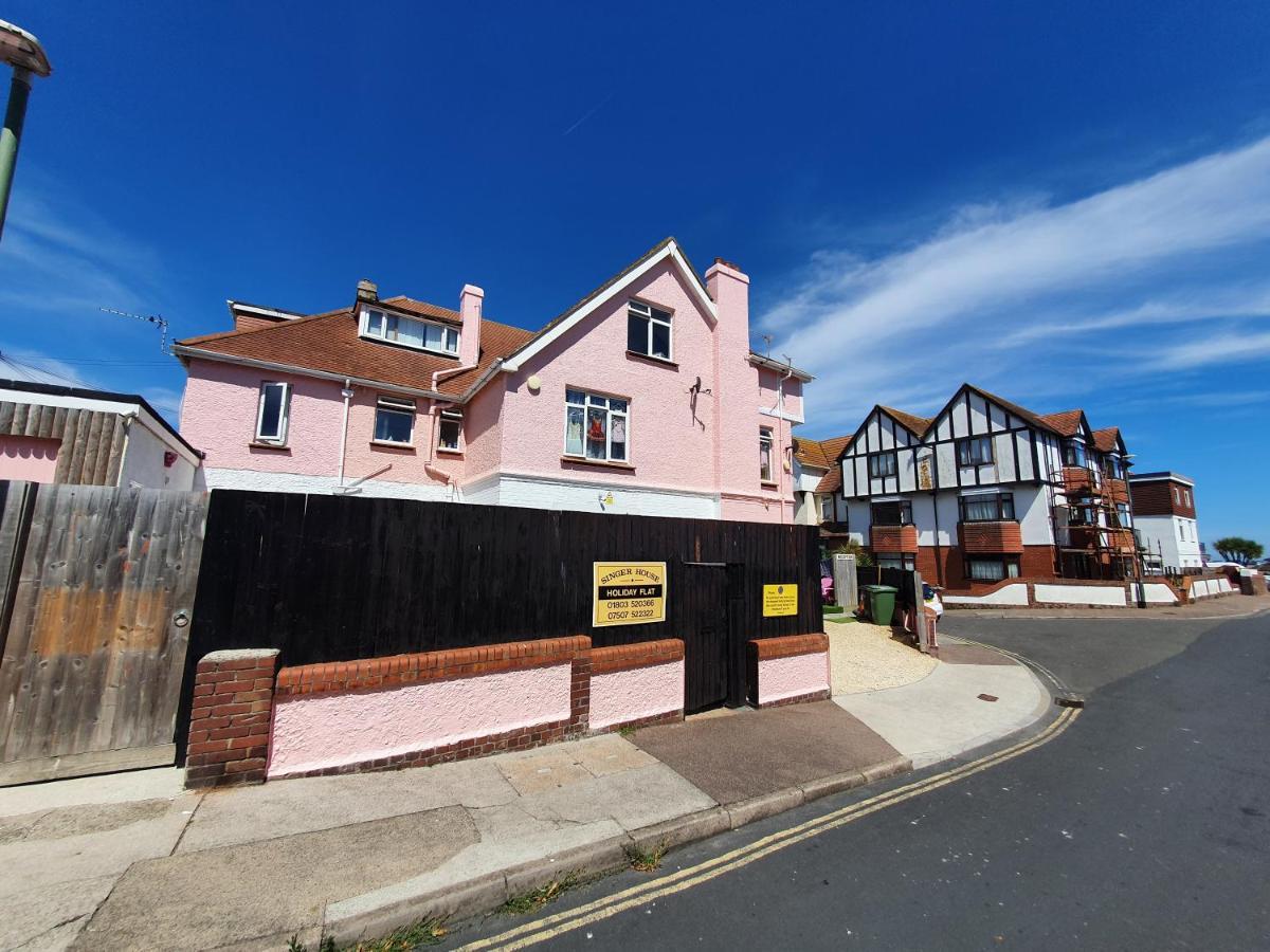 Barbie House ,Opposite The Beach & Paignton Pier , 2 Bedroom Apartment With Private Car Space & Garden , Free Access Next Door To The Stunning Ballet & Make Up School & A Beautiful Ladys Beauty Salon (Adults Only) Exterior photo