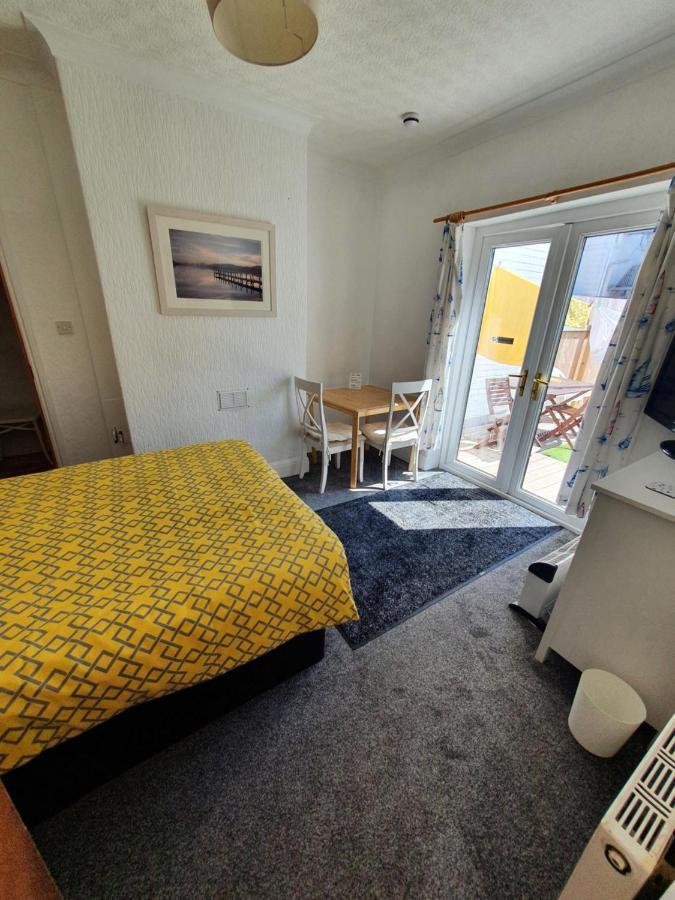 Barbie House ,Opposite The Beach & Paignton Pier , 2 Bedroom Apartment With Private Car Space & Garden , Free Access Next Door To The Stunning Ballet & Make Up School & A Beautiful Ladys Beauty Salon (Adults Only) Exterior photo