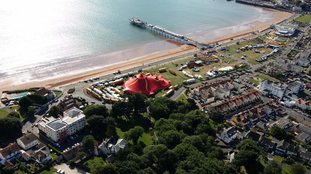 Barbie House ,Opposite The Beach & Paignton Pier , 2 Bedroom Apartment With Private Car Space & Garden , Free Access Next Door To The Stunning Ballet & Make Up School & A Beautiful Ladys Beauty Salon (Adults Only) Room photo