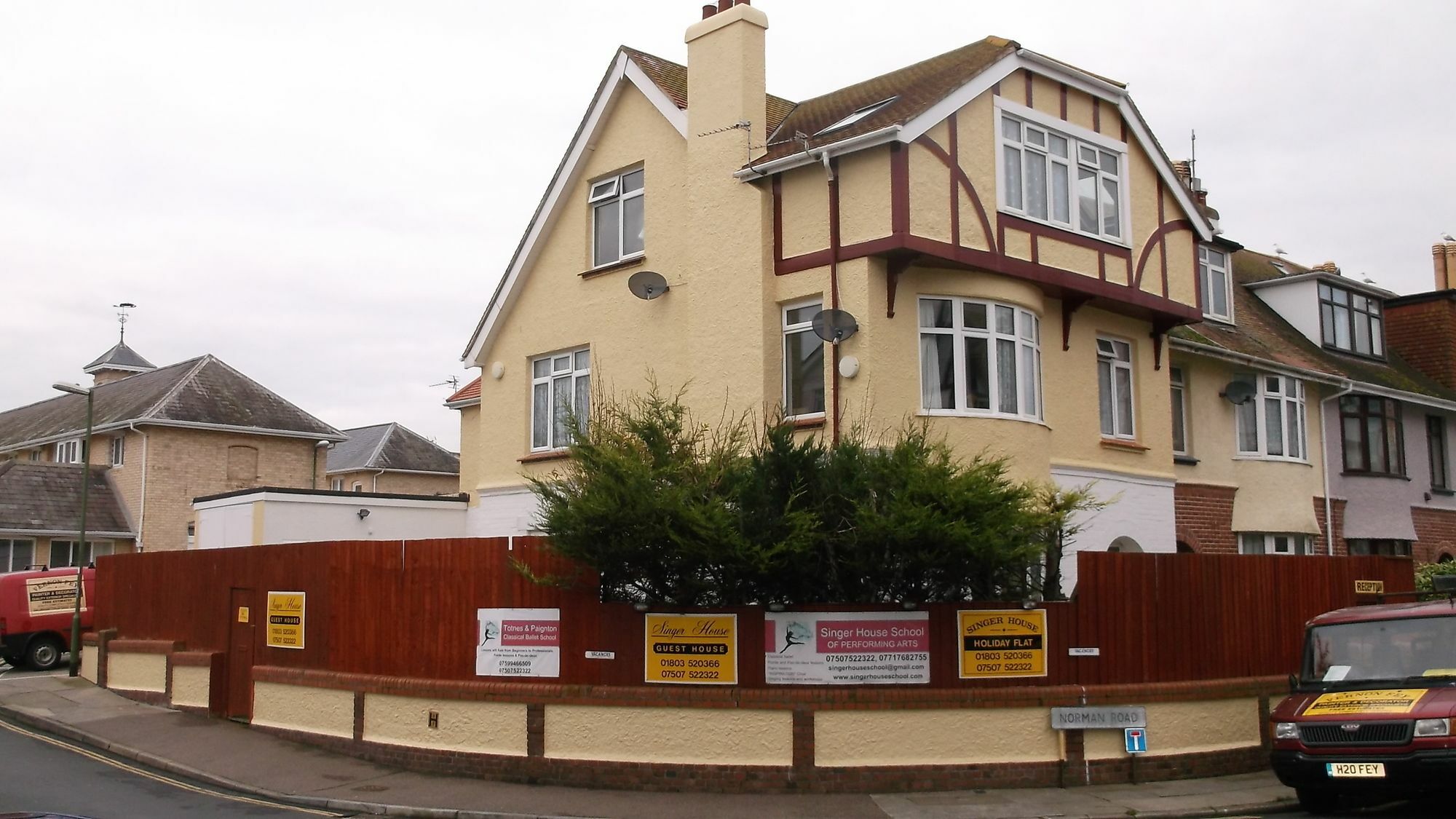 Barbie House ,Opposite The Beach & Paignton Pier , 2 Bedroom Apartment With Private Car Space & Garden , Free Access Next Door To The Stunning Ballet & Make Up School & A Beautiful Ladys Beauty Salon (Adults Only) Exterior photo